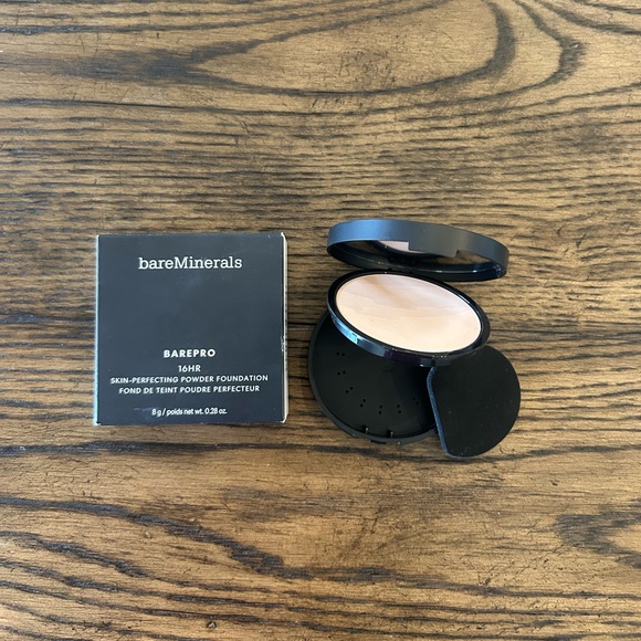 bareMinerals BAREPRO 16-HR Skin-Perfecting
Powder Foundation - Picture 2 of 10